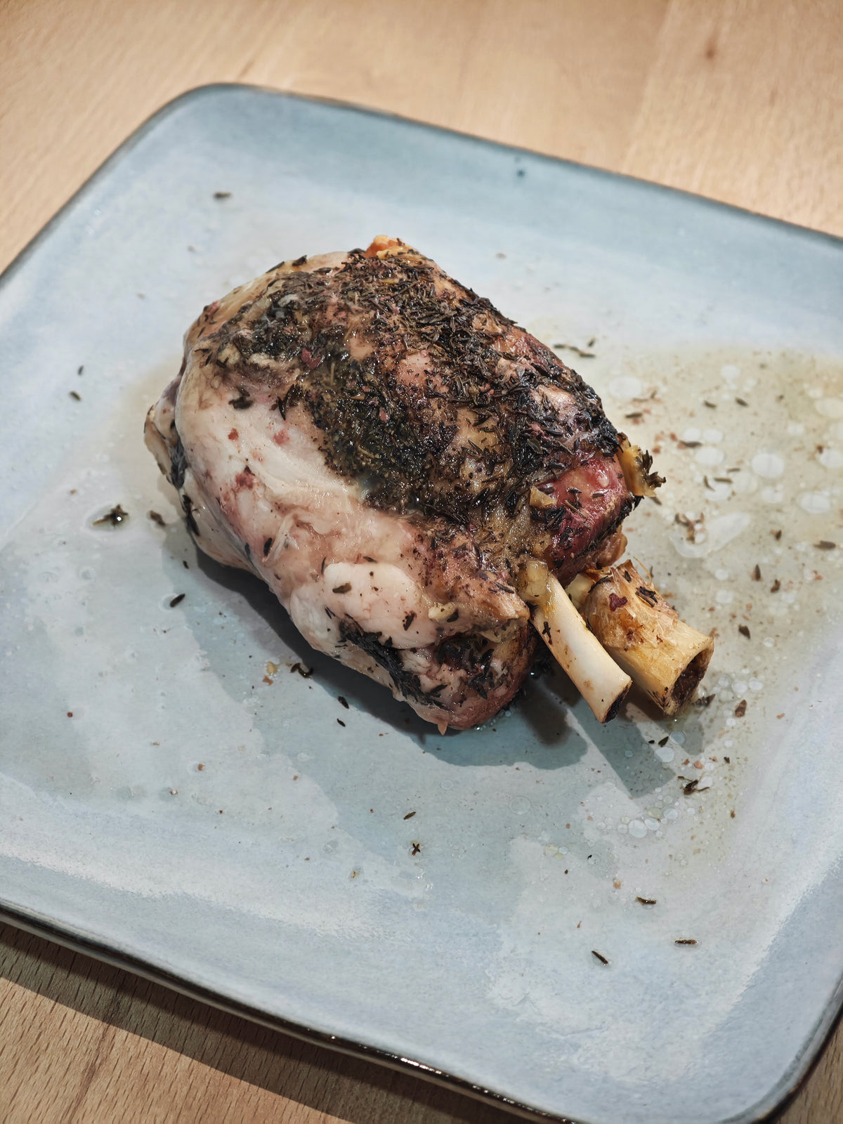 Codillo de Cerdo al Tomillo · Plato Q · Presentación orientativa