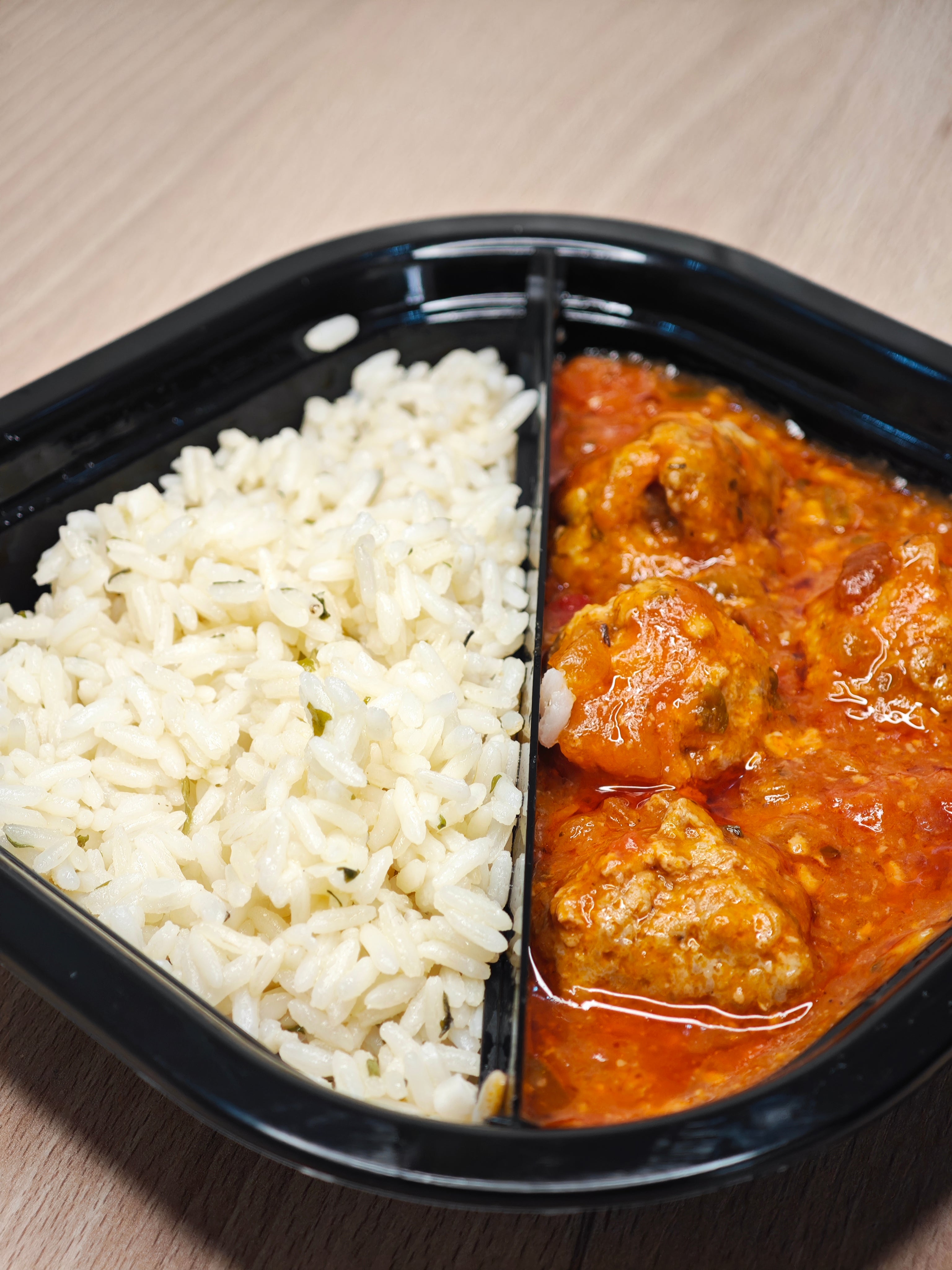 Albondigas con Tomate y Salteado de Arroz