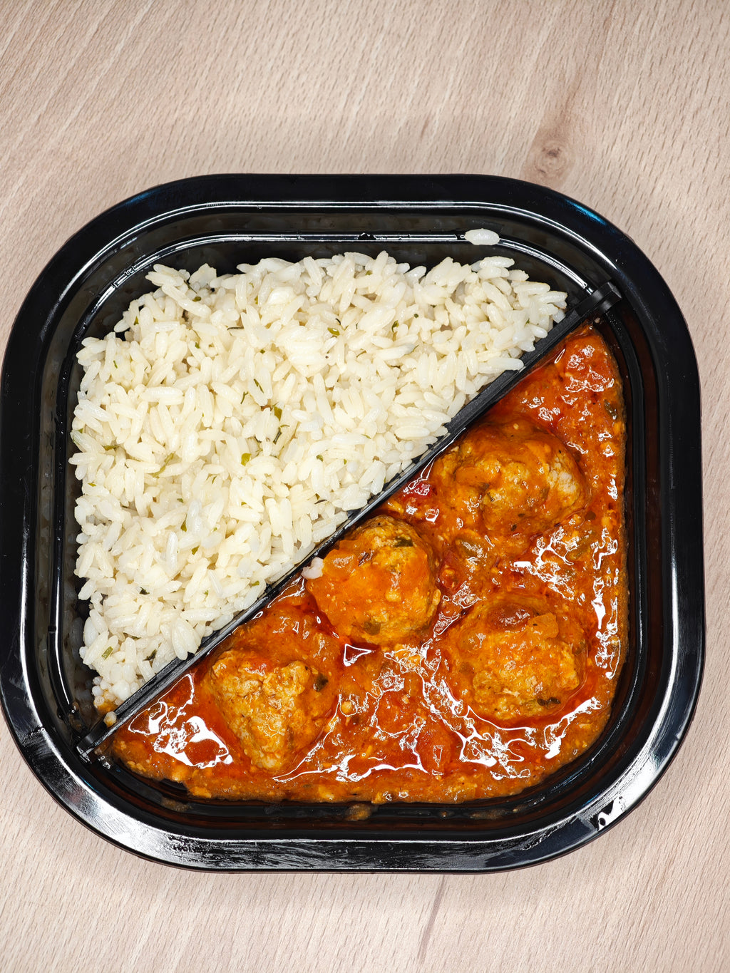 Albondigas con Tomate y Salteado de Arroz