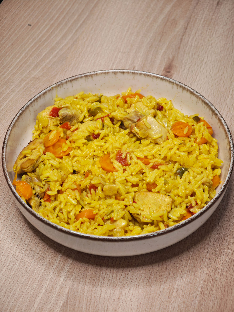 Arroz con Pollo, Verduras y Cúrcuma · Plato Q · Presentación orientativa