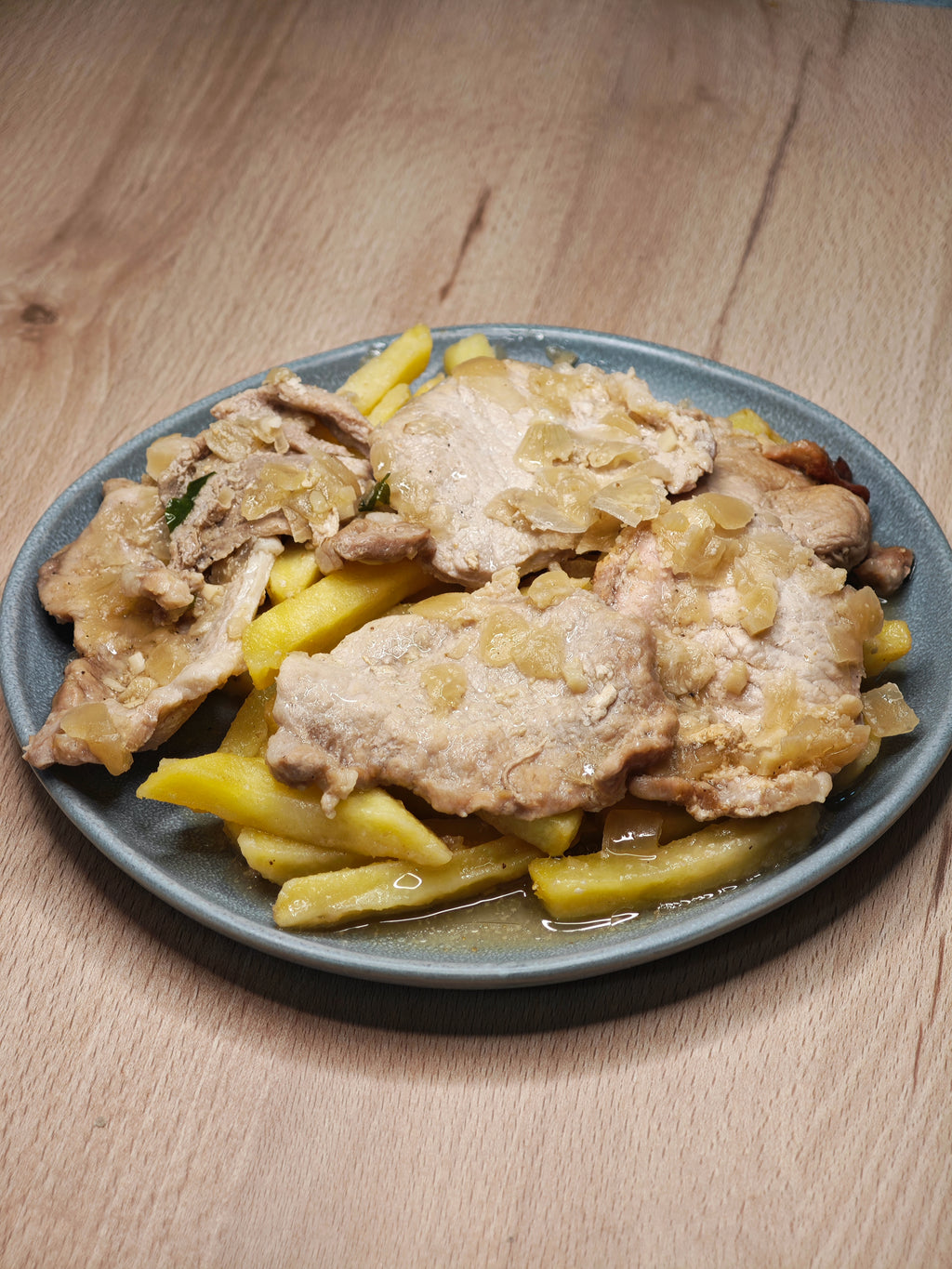 Filetes de Lomo en Salsa con Patatas Fritas