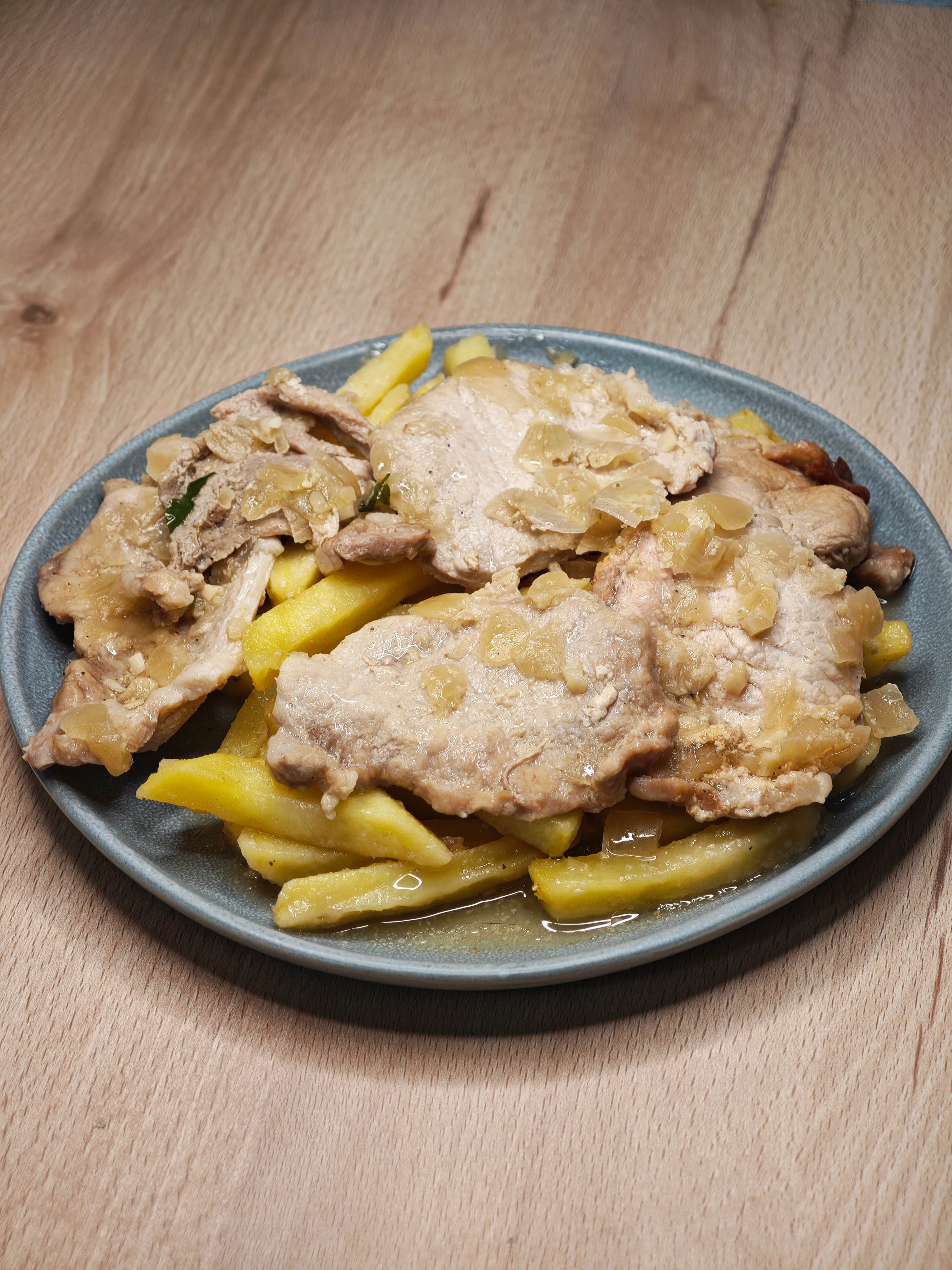 Filetes de Lomo en Salsa con Patatas Fritas