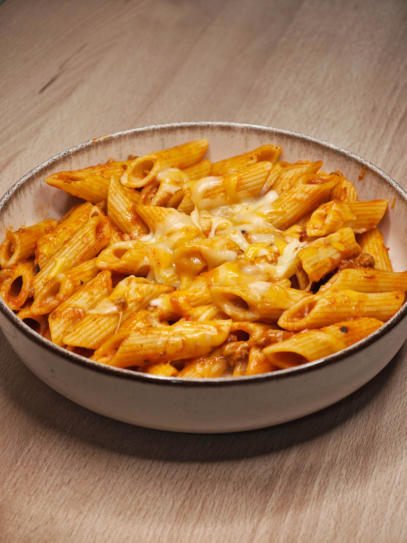 Macarrones a la Boloñesa con Queso Rallado · Plato Q · Presentación orientativa