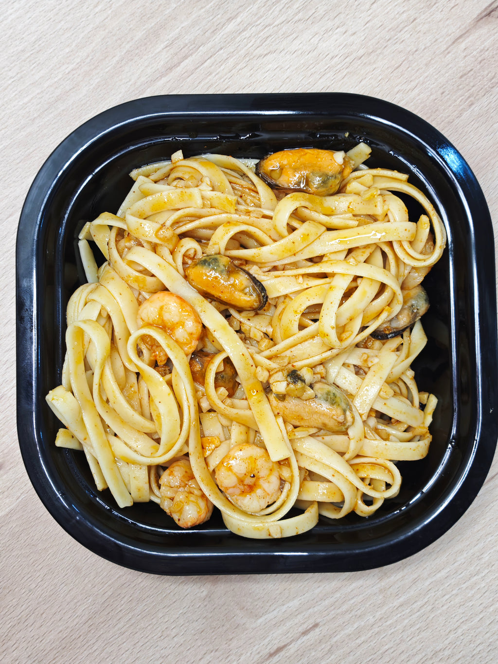 Fetuccinis con Gambas y Mejillones al Ajillo