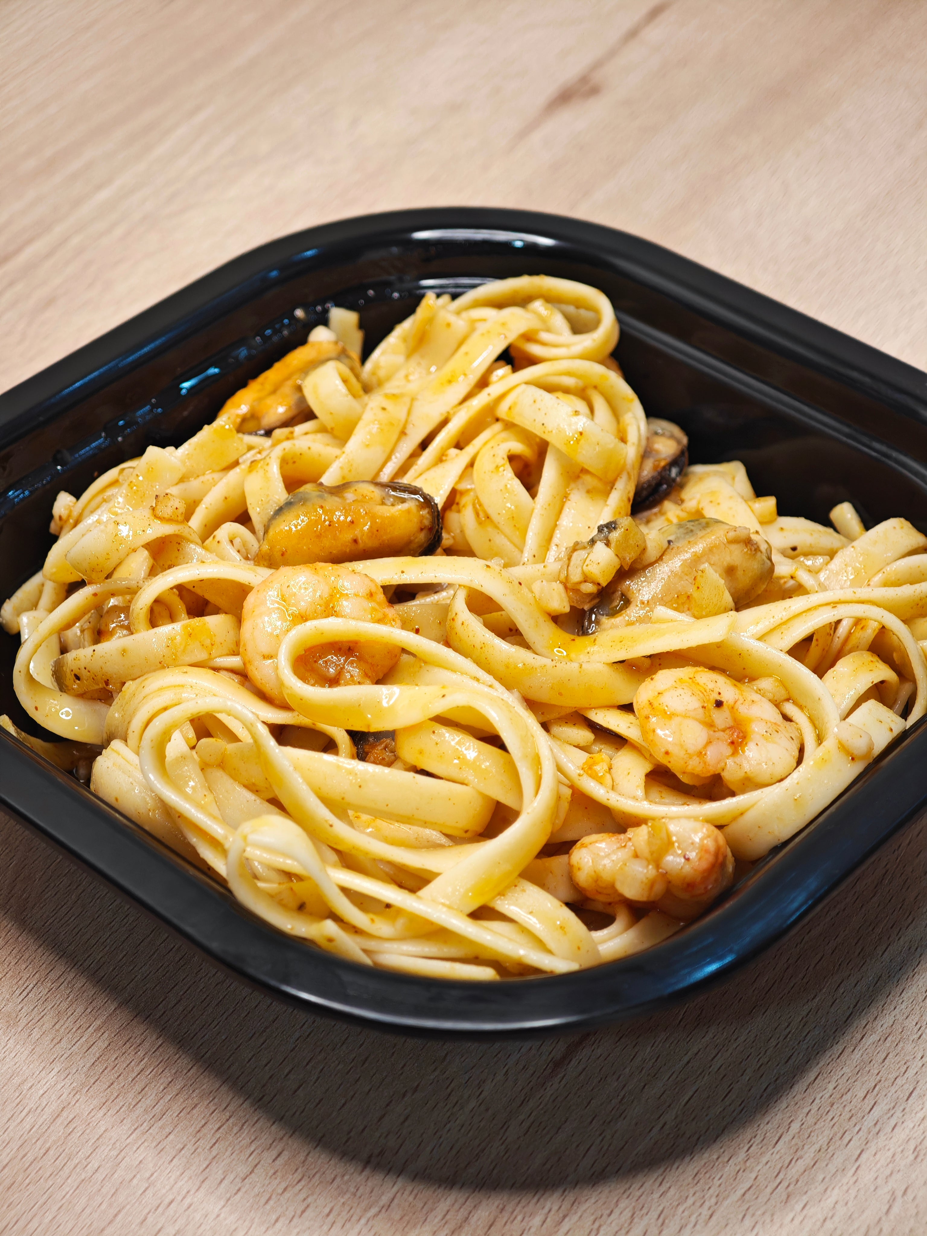 Fetuccinis con Gambas y Mejillones al Ajillo