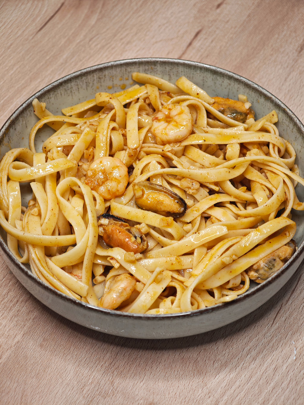 Fetuccinis con Gambas y Mejillones al Ajillo