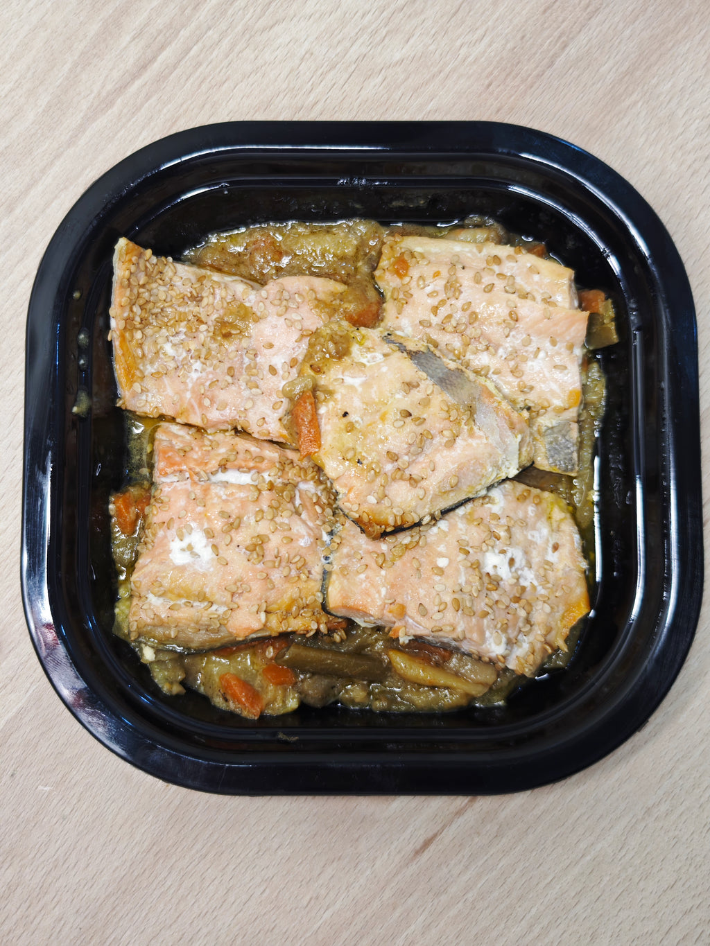 Salmón con Verduras al Curry Verde