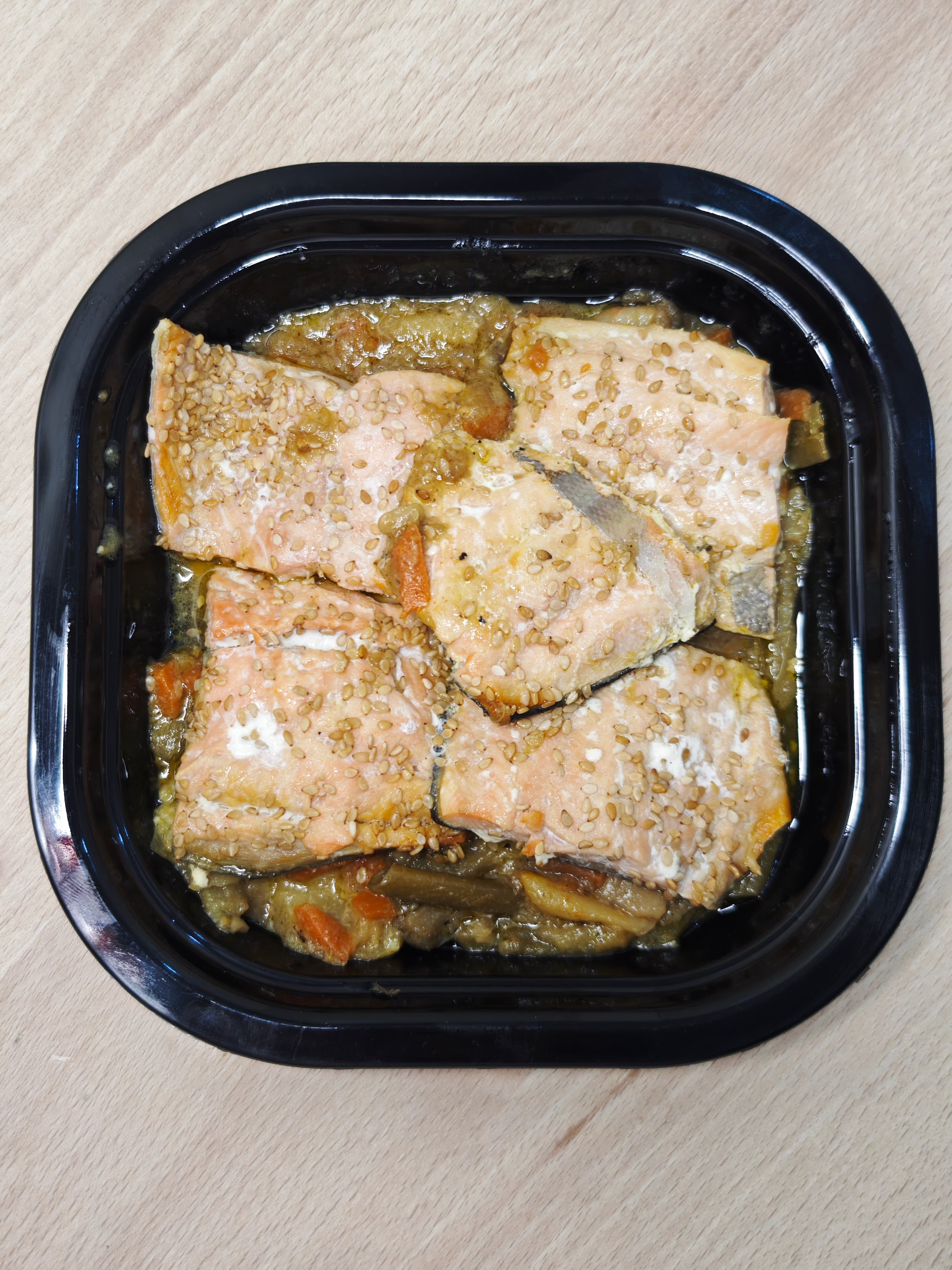 Salmón con Verduras al Curry Verde