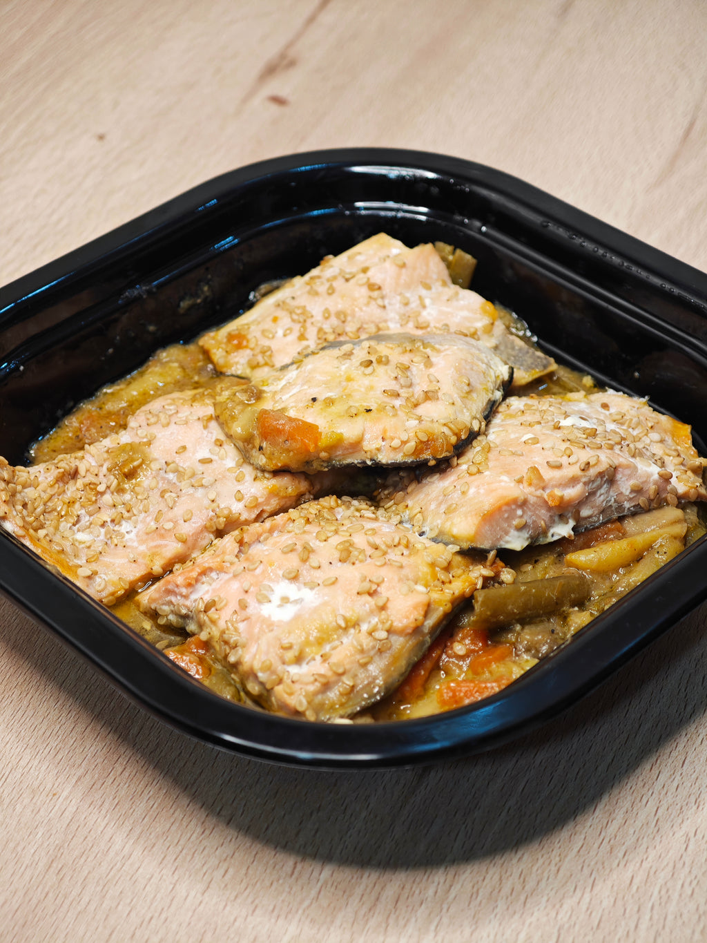 Salmón con Verduras al Curry Verde