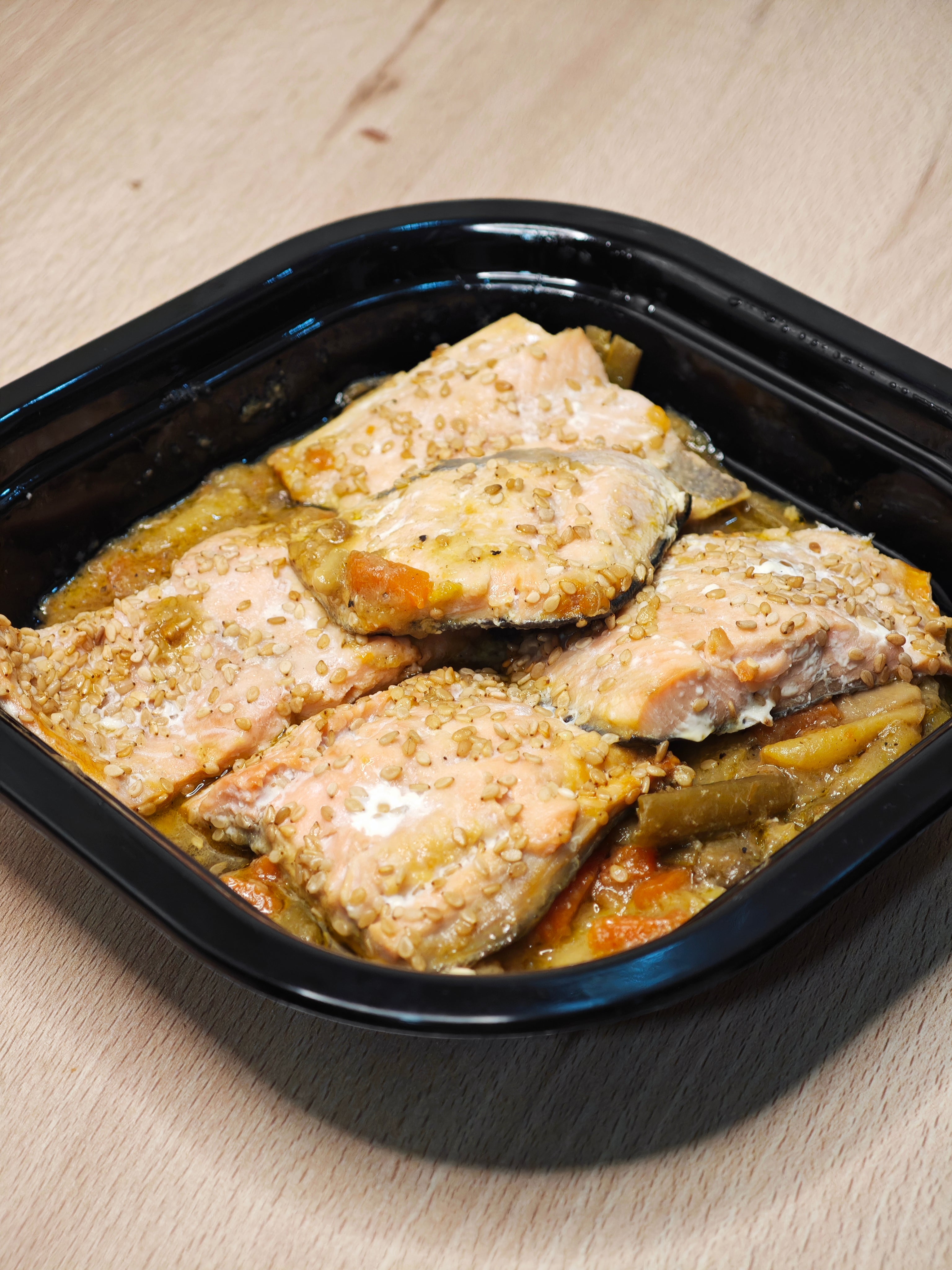 Salmón con Verduras al Curry Verde