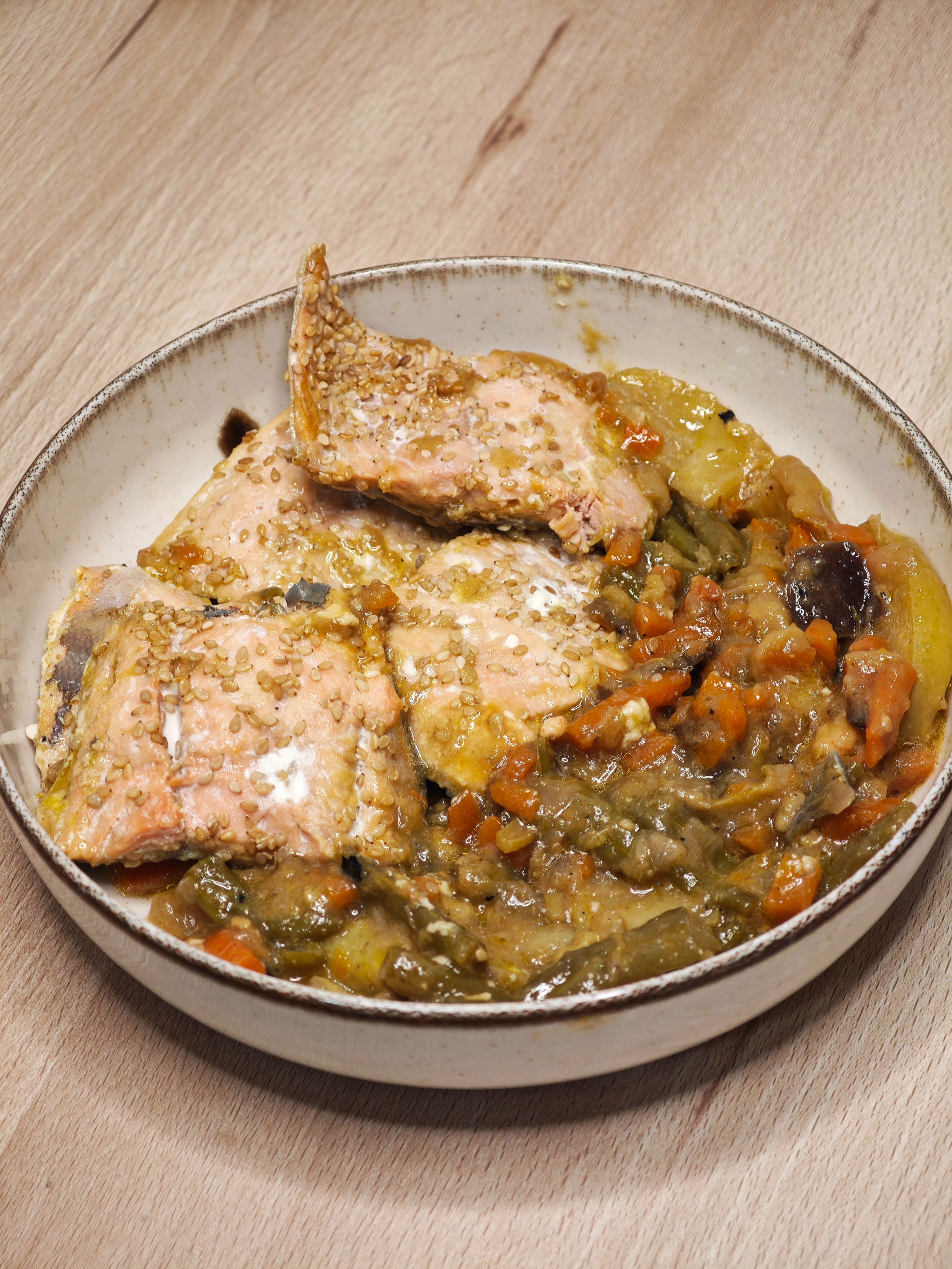 Salmón con Verduras al Curry Verde