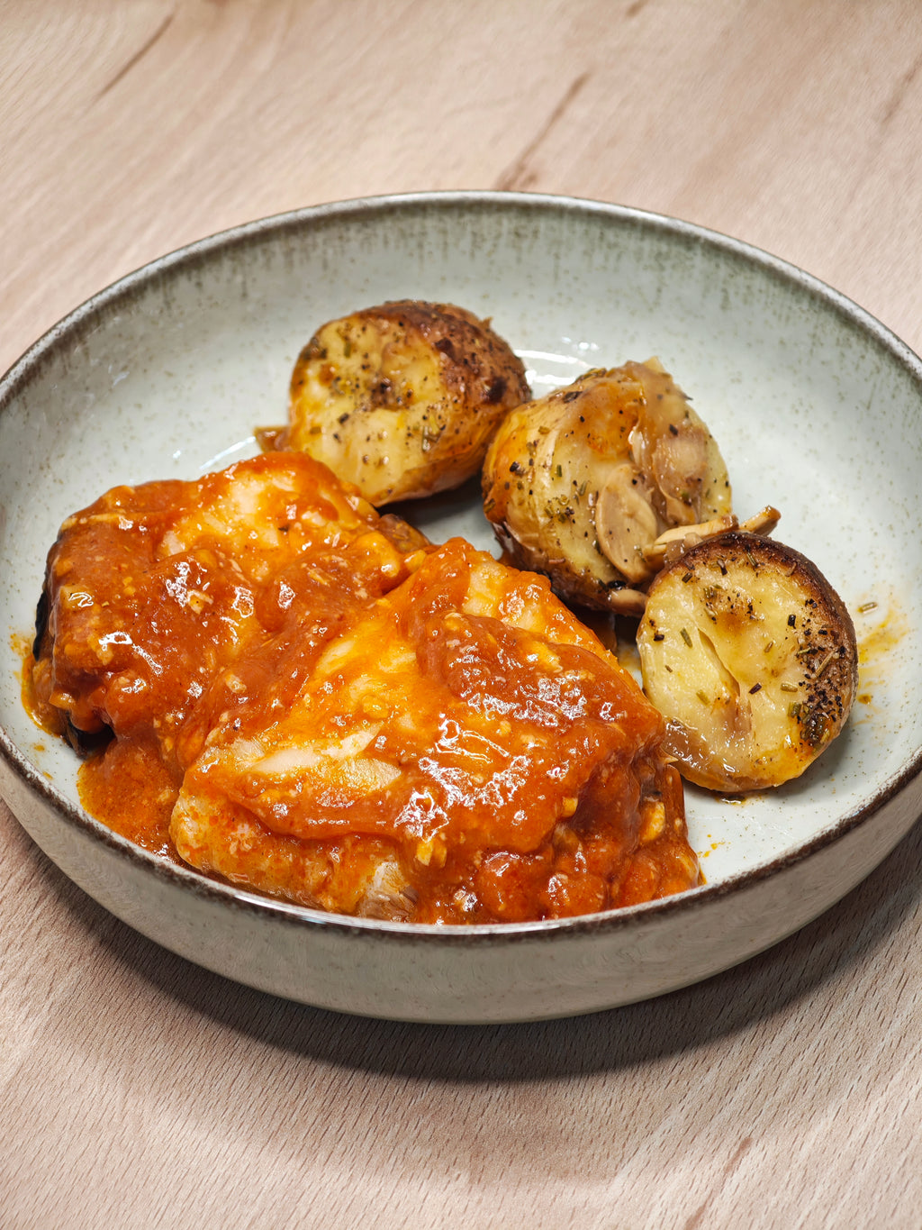 Bacalao en Tomate al Brandy con Patatas