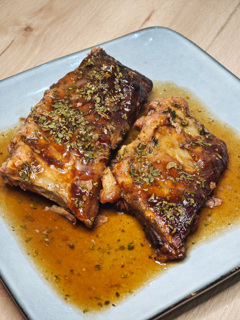 Tira de Costilla de Cerdo con Salsa BBQ · Plato Q · Presentación orientativa